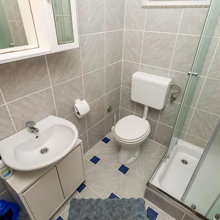 2 Bedroom Awesome In Mandre