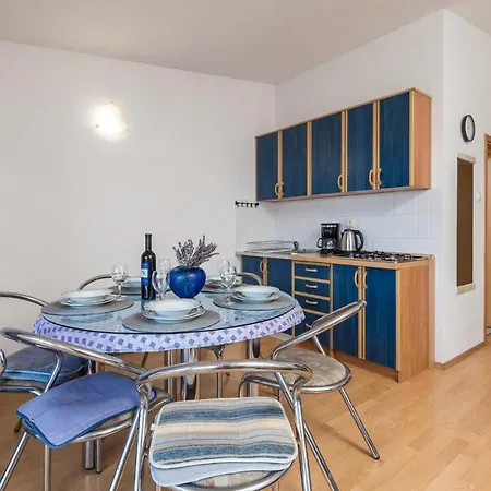 2 Bedroom Awesome In Apartment Mandre