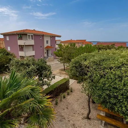 2 Bedroom Awesome In Apartment Mandre